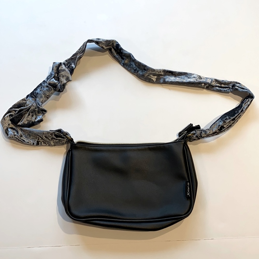 Twig & Arrow Small Black Purse Gray Velvet Strap Zipper Bag D24